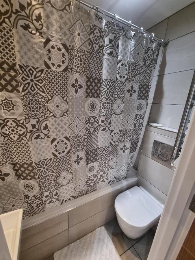 בורנמות' Stylish Apartment In Victorian Conversion Free Parking & Private Patio Close To Beach Town Centre & Bic מראה חיצוני תמונה