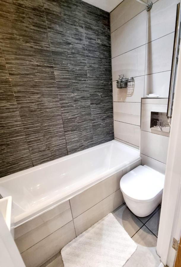 בורנמות' Stylish Apartment In Victorian Conversion Free Parking & Private Patio Close To Beach Town Centre & Bic מראה חיצוני תמונה