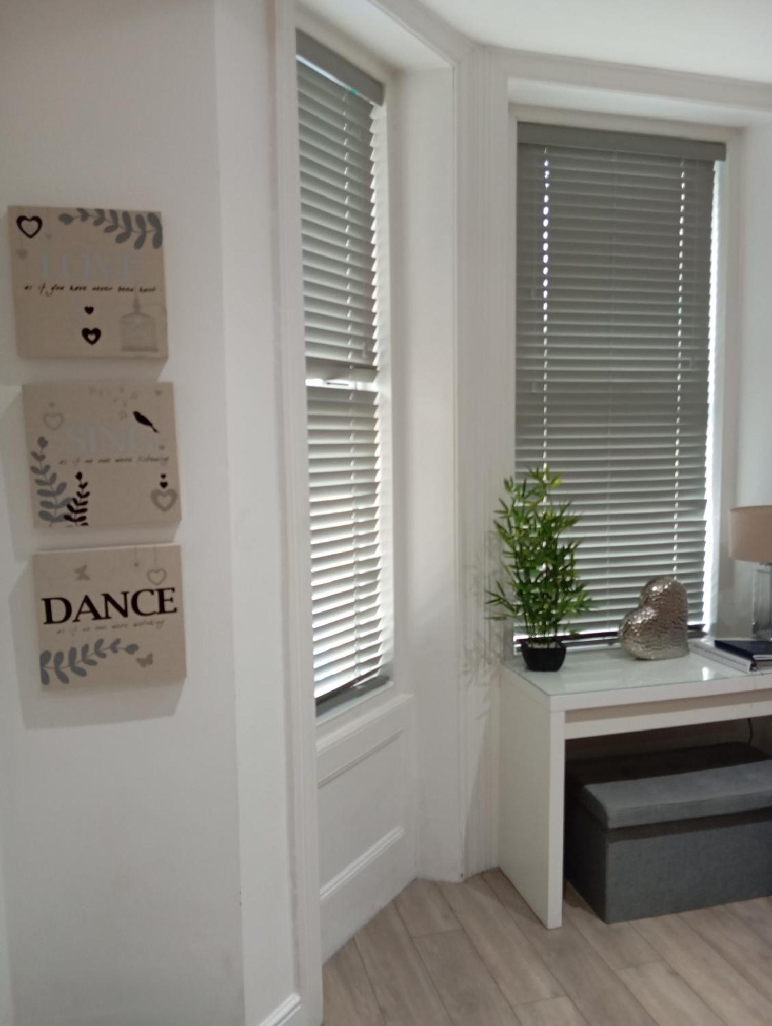 בורנמות' Stylish Apartment In Victorian Conversion Free Parking & Private Patio Close To Beach Town Centre & Bic מראה חיצוני תמונה