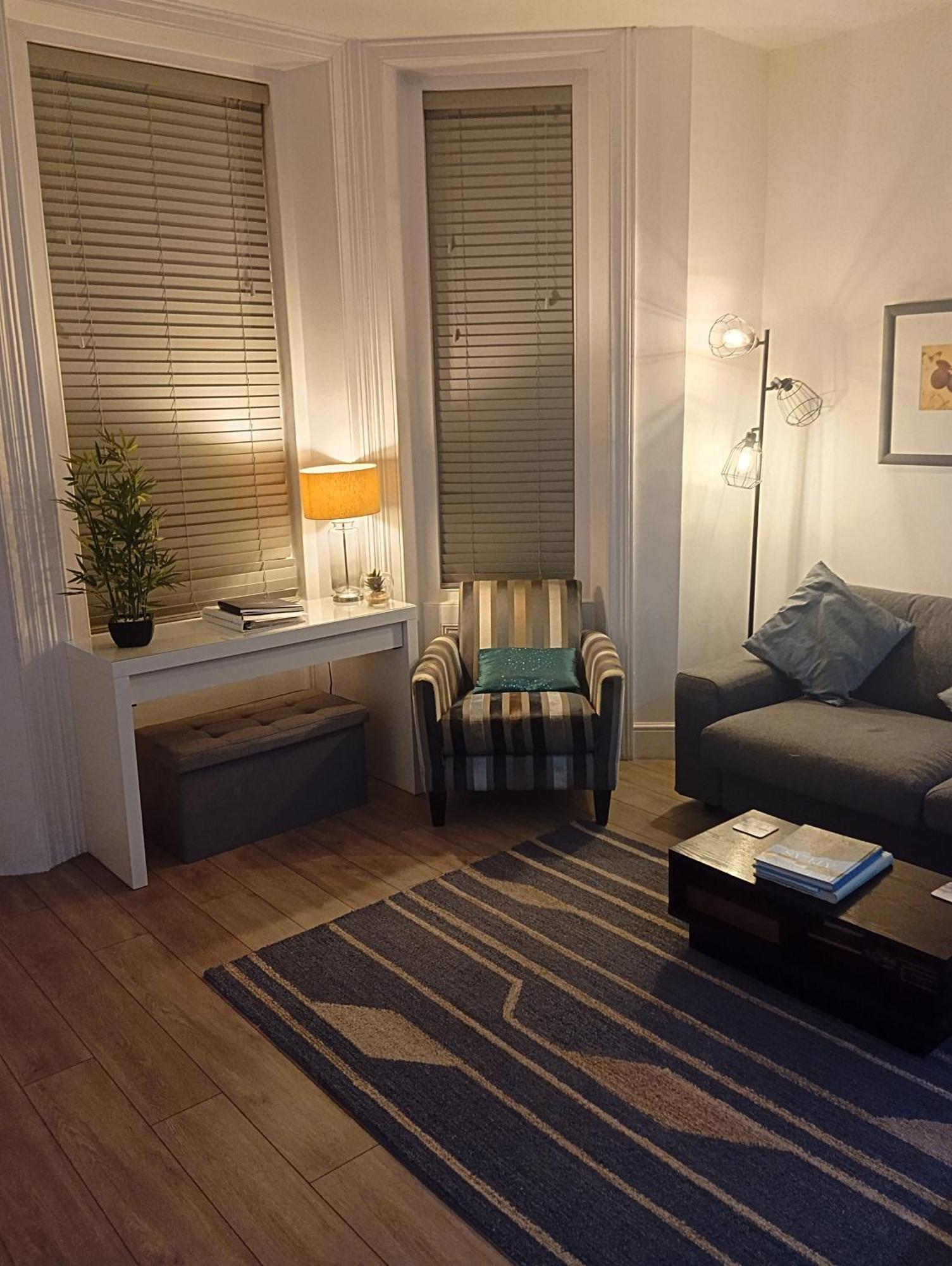 בורנמות' Stylish Apartment In Victorian Conversion Free Parking & Private Patio Close To Beach Town Centre & Bic מראה חיצוני תמונה