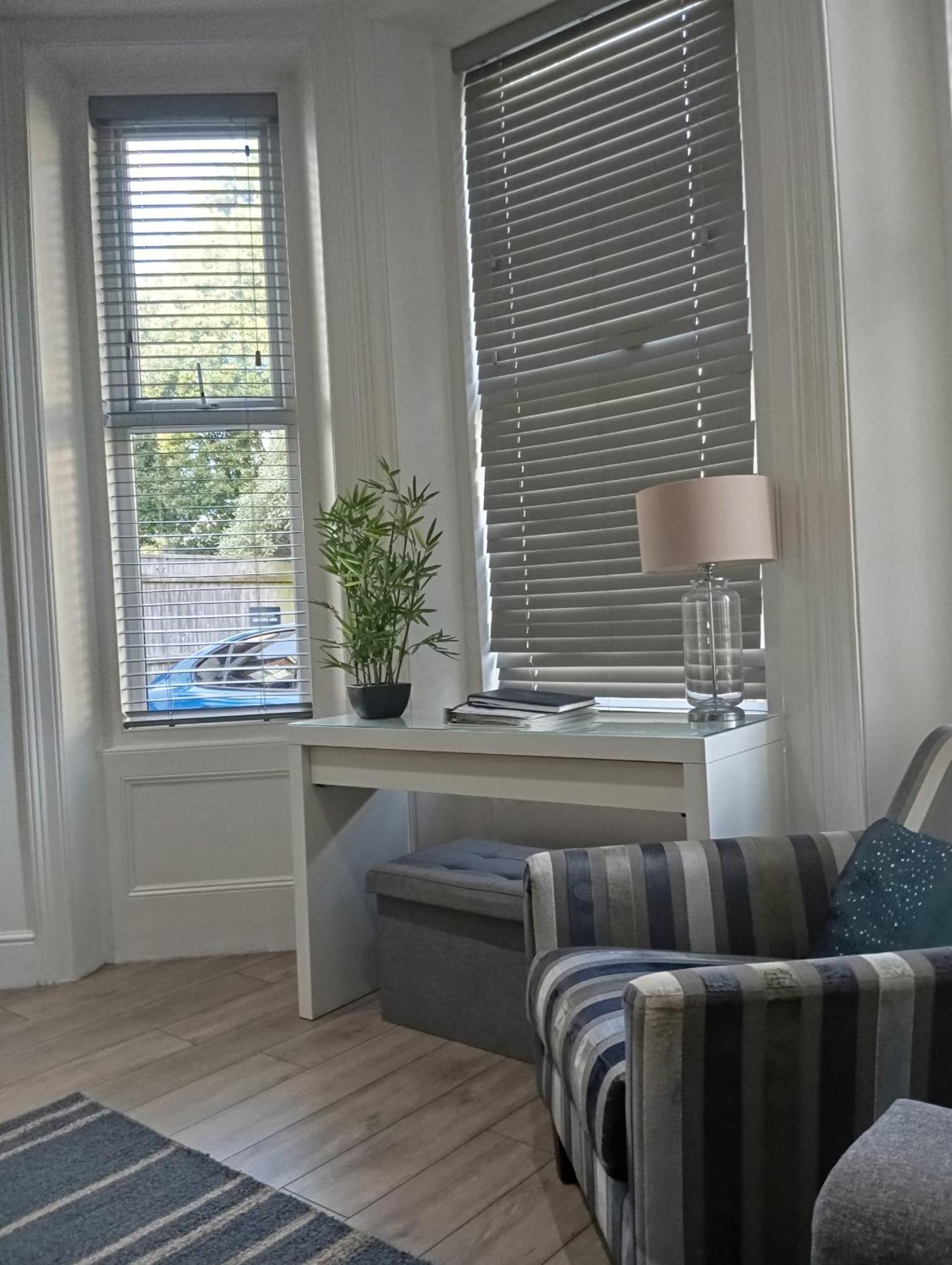 בורנמות' Stylish Apartment In Victorian Conversion Free Parking & Private Patio Close To Beach Town Centre & Bic מראה חיצוני תמונה